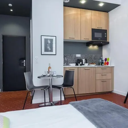 Droite - Bright In The Old Town *