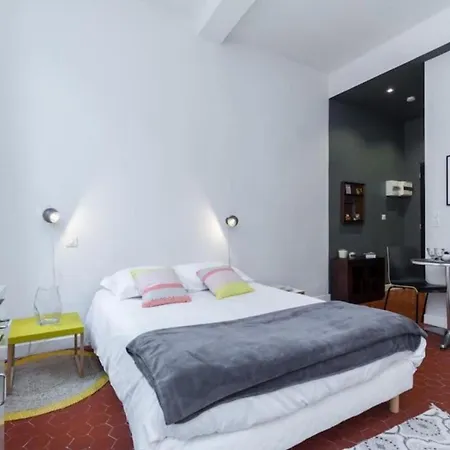 Droite - Bright In The Old Town *